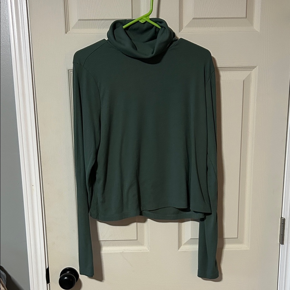 Old Navy Green Turtleneck Long Sleeve Crop Top with thumb holes